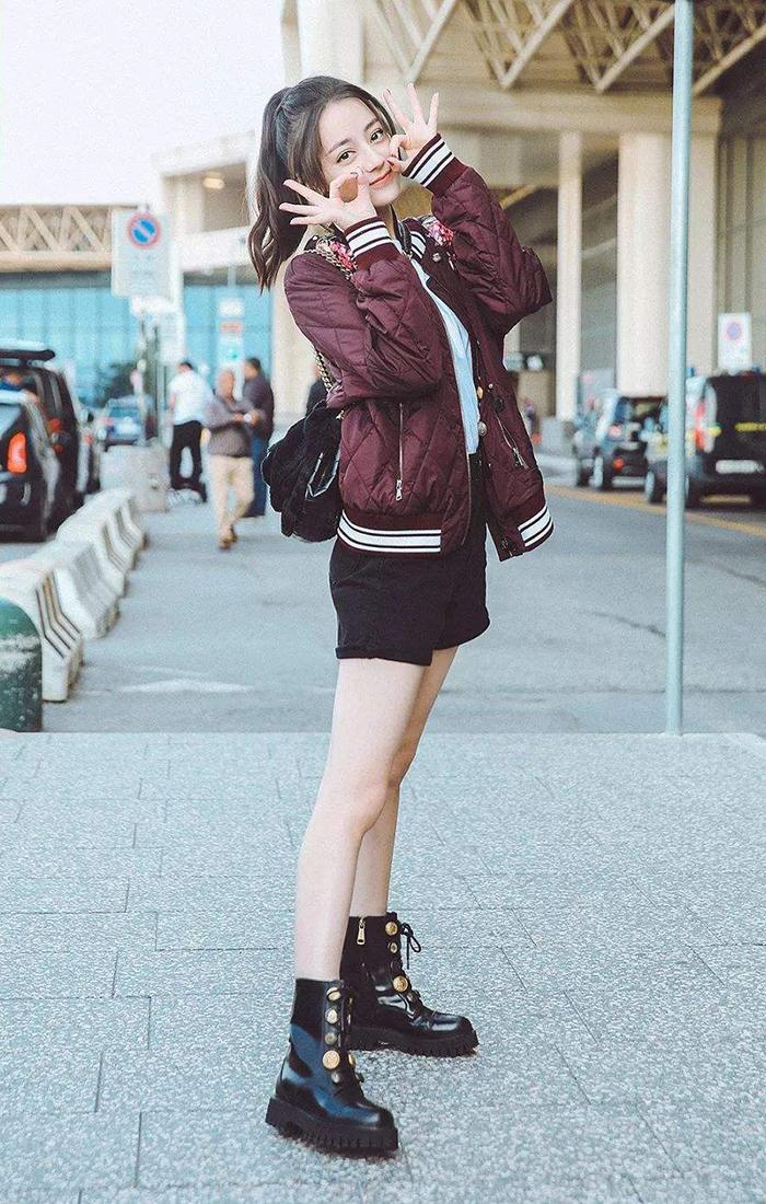 1.73关晓彤和1.68迪丽热巴短裤装，明显看出腿长和腿细的优势