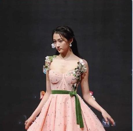 看了娜扎和关晓彤同穿粉红长裙，我终于知道了气质的重要性