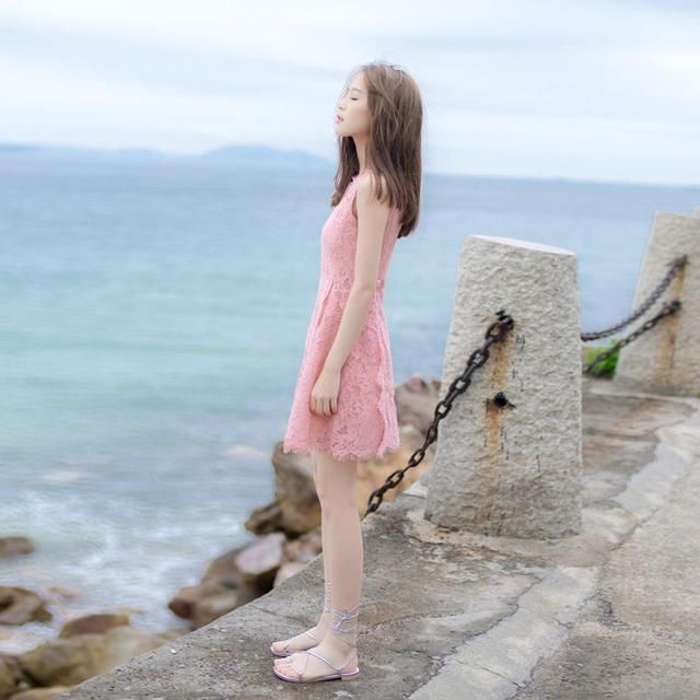 时尚甜美的蕾丝连衣裙，显出十足女人味