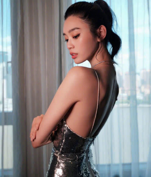 奚梦瑶V领吊带裙，铆钉加身，好身材羡煞旁人，网友：能好好穿衣