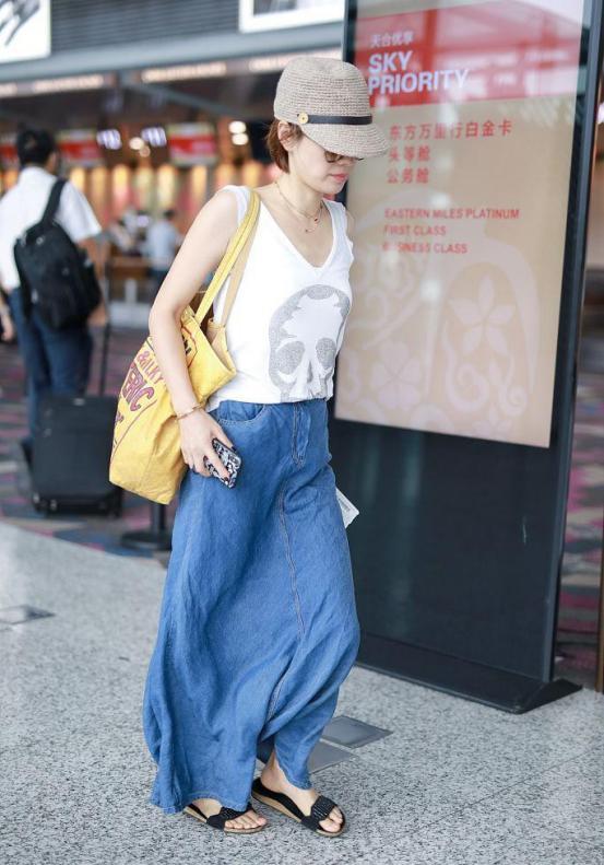 本以为43岁周迅的穿搭够随性了，但看到42岁马伊琍的，我沉默了！