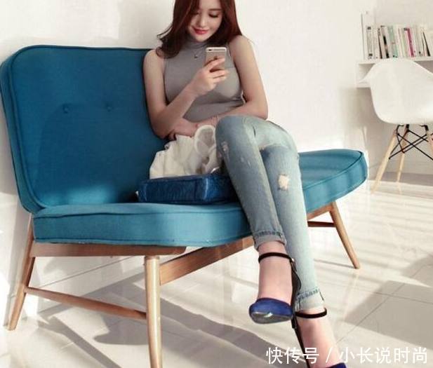 街拍:紧身衣搭配破洞裤,身材完美,气质独特!