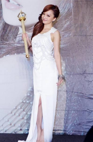 吊带裙只服她!穿到腰间瞬间就没了,网友:蚂蚁腰就是敢露!