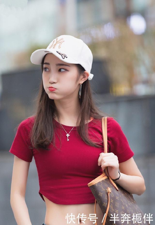  [显瘦]路人街拍：美女穿着黑色修身显瘦的皮裤，看上去非常的性感