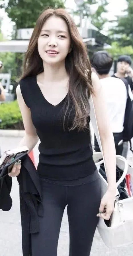 气质女神运动紧身裤外穿，黑色紧身裤包裹着玲珑有致的身躯，有种