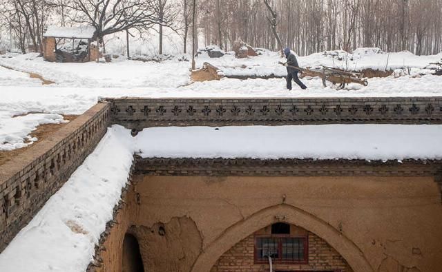  [住在地坑院]雪中实拍中国保存最完好的地下古穴居群，年久超百