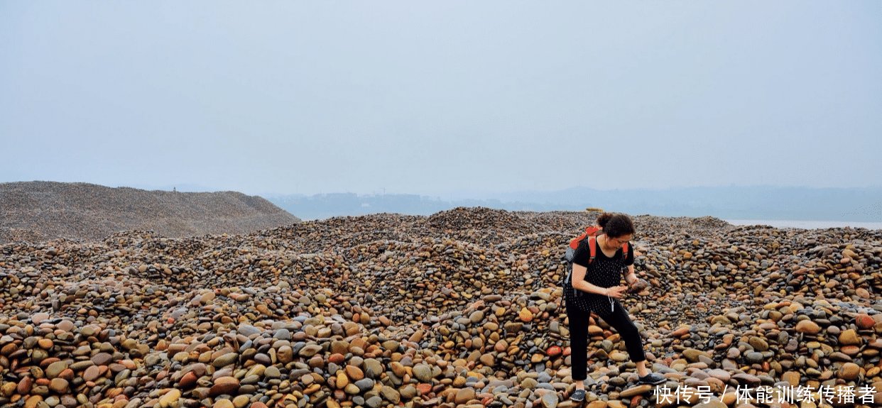 长江水里也有玉大叔捡鹅卵石20年，玉商用3套房交换一块石