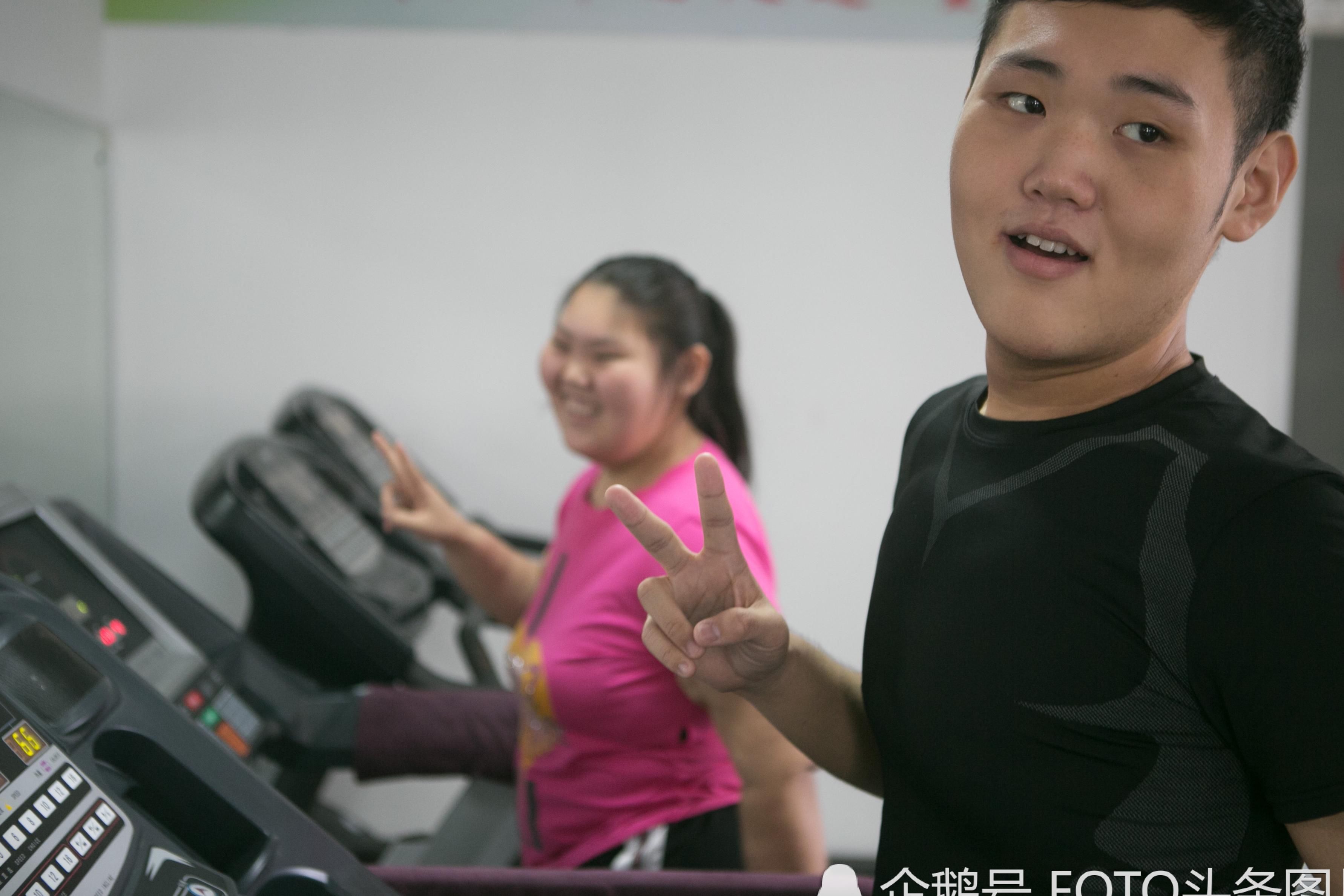 “00后”600斤少年减肥一年瘦300斤 欲回报社会