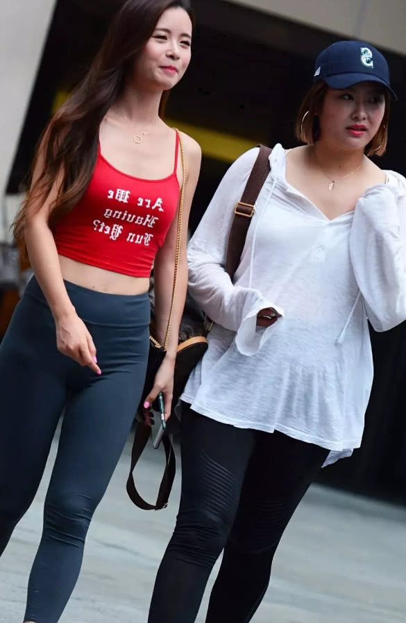 你们要的超低吊带抹胸装，紧绷的身材遭闺蜜羡慕，竟也开始了大胆