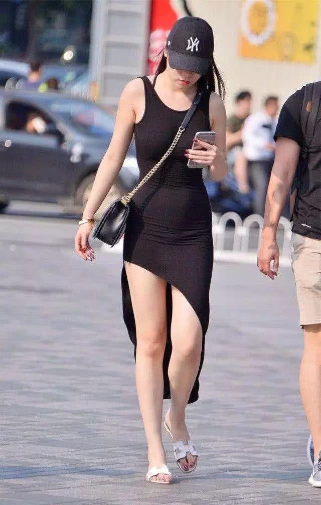 街拍:连衣裙凸出迷人身姿,图4小姐姐轮廓太完美了