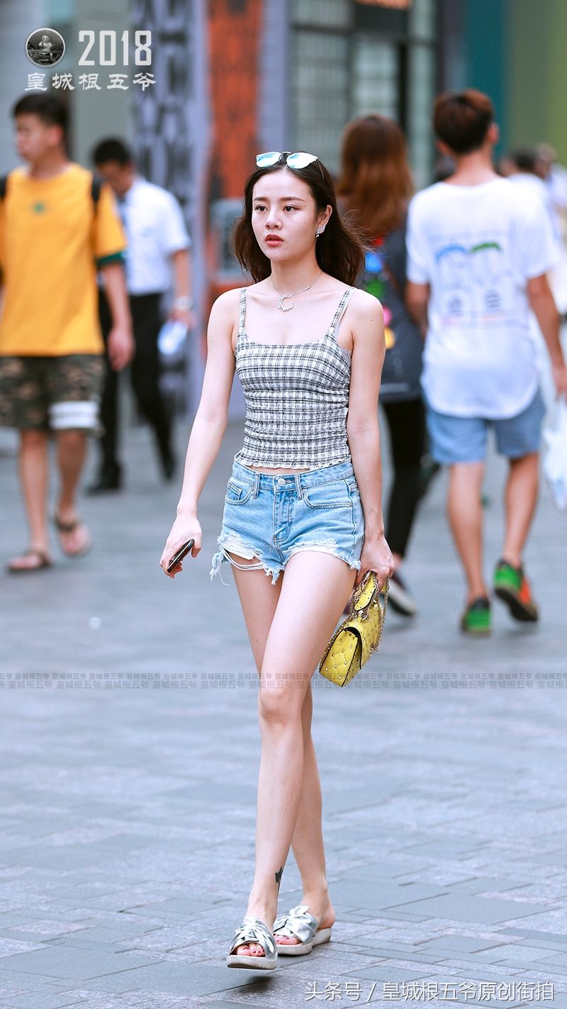 街拍:时尚潮流圣地三里屯街头上，美丽的女孩有很多