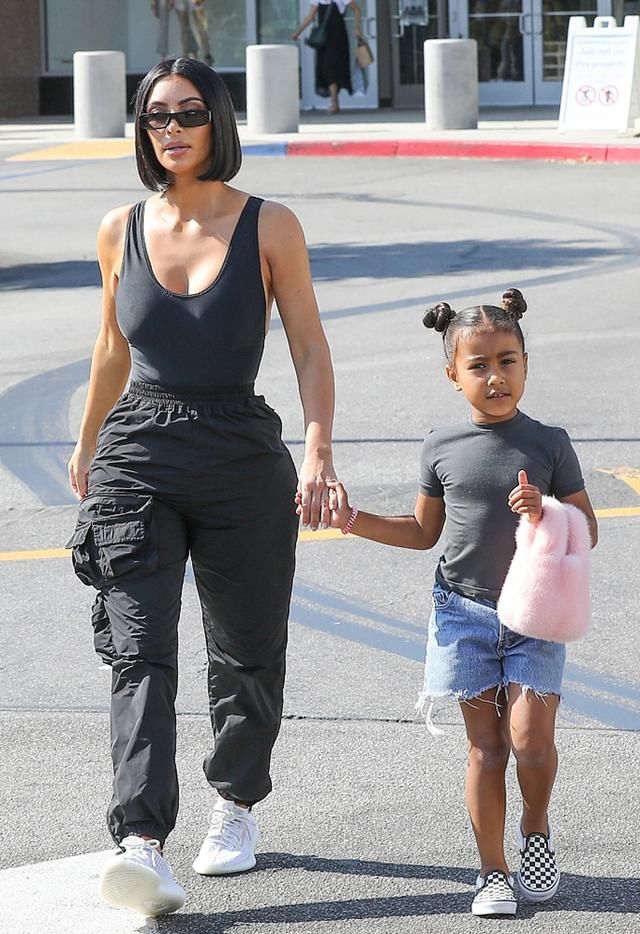 卡戴珊瘦成108斤，依旧性感迷人，只是衣品竟然成这样？