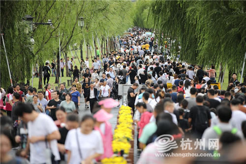 国庆黄金周首日 西湖游客悠然雨中行
