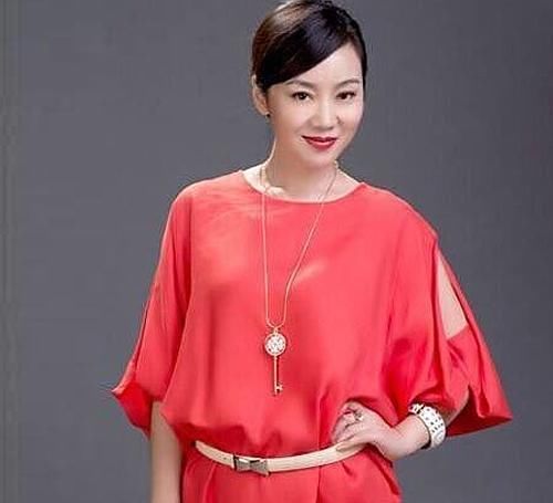  「中年」女人到了中年，想甩掉“大妈感”，就要少穿这4种衣服，土到掉渣