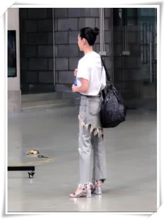董洁不走寻常路！短裙下面也能穿破洞裤？网友：越奇葩越时尚？