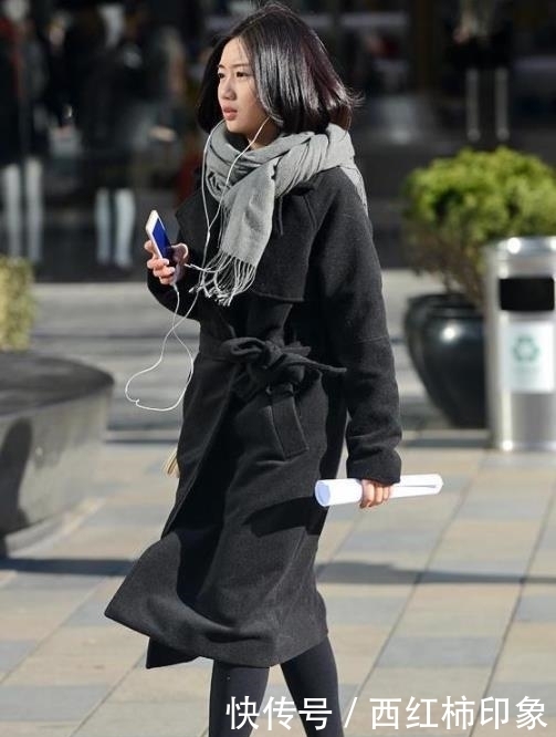  蓝色：街拍美女蓝色吊带长裙，长发飘飘，气质高雅