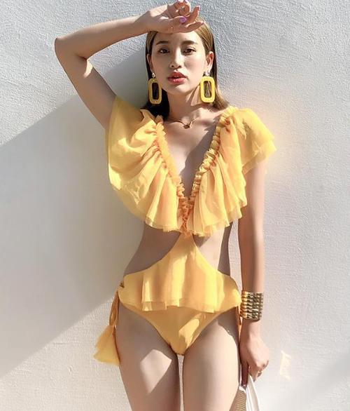 妍姿艳质的比基尼小姐姐，彰显妩媚多姿的身材，令人倾心夺目！