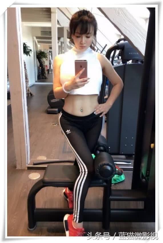 冉莹颖真会玩，穿T恤故意把胸前剪个口，不但不丑竟意外好看！