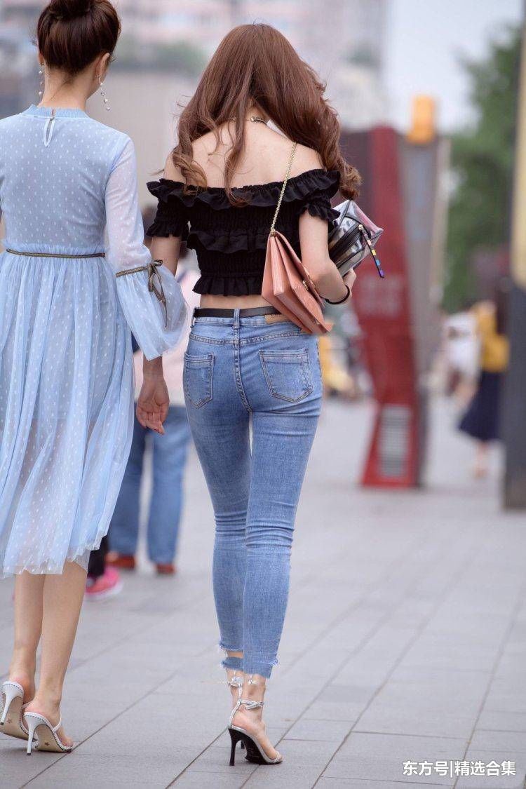 街拍:当紧身牛仔裤撞见紧身打底裤，才知道哪种紧身裤更有吸引力
