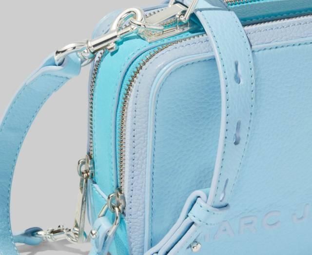  「蓝色」Marc Jacobs 2020年春夏款除开相机包，这种＂蓝＂用在包上也很漂亮