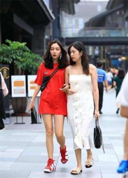 『紧身』街拍:温婉端庄的小美女,白色上衣+紧身牛仔裤,优雅又高贵
