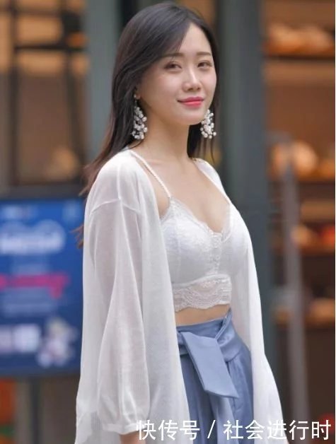 大街上偶遇一位小姐姐穿“这样”的衣服逛街，是我不懂时尚吗？