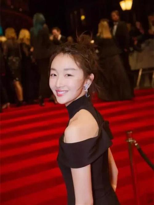 同样是88斤的佟丽娅与周冬雨,同穿粉色吊带裙,差距为何如此之大