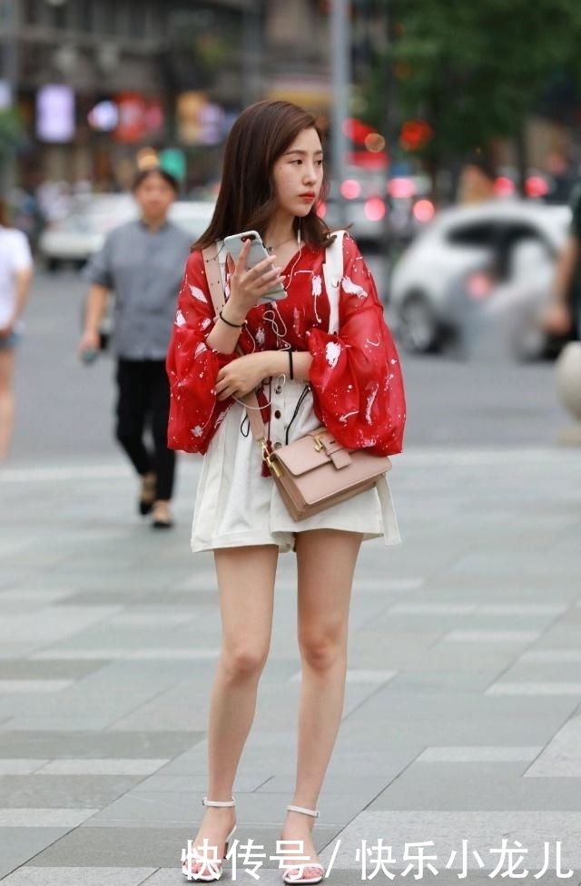  [美女]街拍：美女五官精致，穿淡蓝色的纱裙，隐约中透露着性感