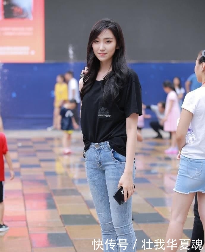 『时尚姑娘』对牛仔裤的偏爱,个性穿搭更显青春靓丽