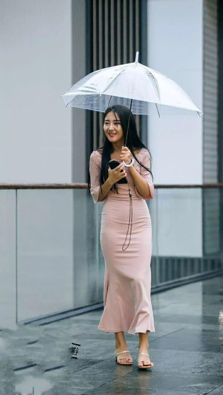 小姐姐穿搭紧身连衣裙，这紧俏的臀部吓坏男友，网友“被宠成小仙