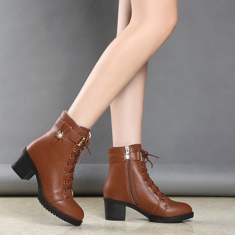 立秋了别穿凉鞋了，洋气女人今年都这样穿短靴，满满女人味