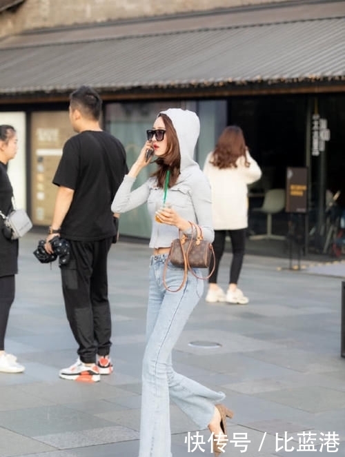 『偶遇』街拍:成都街头偶遇的美女,这牛仔裤也太好看了吧!被种草了!