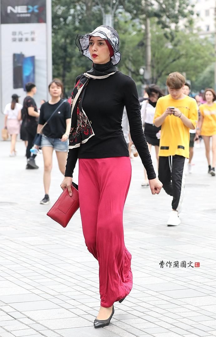 街拍:九头身美女，这个身材比例太让人羡慕