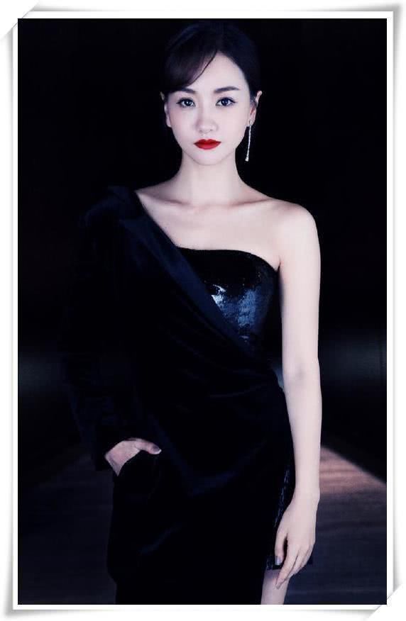 杨蓉厉害呀，西装缝裙子上居然一点不丑，网友：还是不身材好！