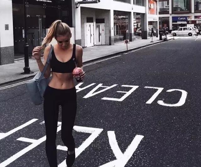 [记得]记得《赌神》中的骰子女神吗？现实中的身材也太迷人了！