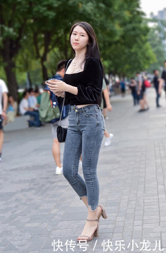 #衬托出#街拍:清新性感牛仔裤楚楚动人的淑女型