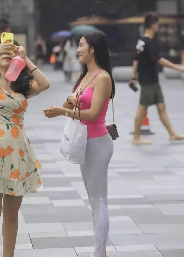 街拍美女:比颜值更重要的就是身材了，好身材才能穿出打底裤的美