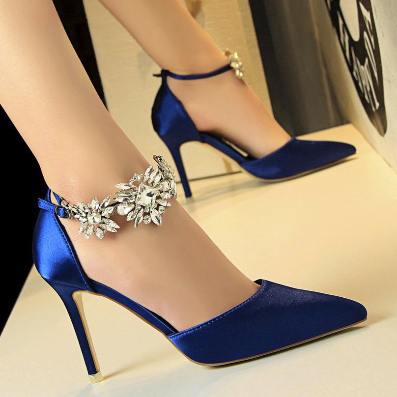 不知道老公在哪买的这么漂亮的高跟鞋，好穿舒适不累脚，太美腻了