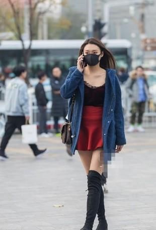  美女：路人街拍，美女一身搭配时尚又性感，气质出众