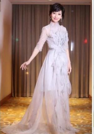 赵雅芝真敢穿！裙子中间开叉看到安全裤，网友：奶奶这样真的好吗