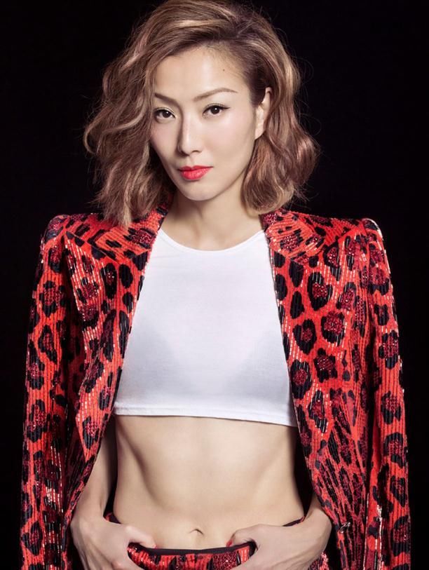 郑秀文也炫腹,但马甲线竟是“梯形”!怎么练出来的?