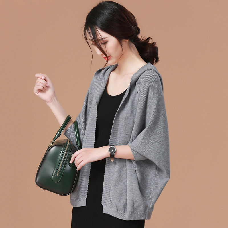 女人怕不怕冷，也别傻买羽绒服!瞧这新出薄外套，不厚不薄刚刚好