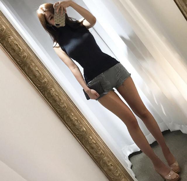 饱满的S身材穿上牛仔裤，盛夏酷暑最耀眼