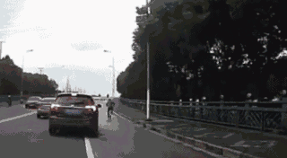 妈妈推孩子撞车"碰瓷"?警方通报实情,真相更让人愤怒