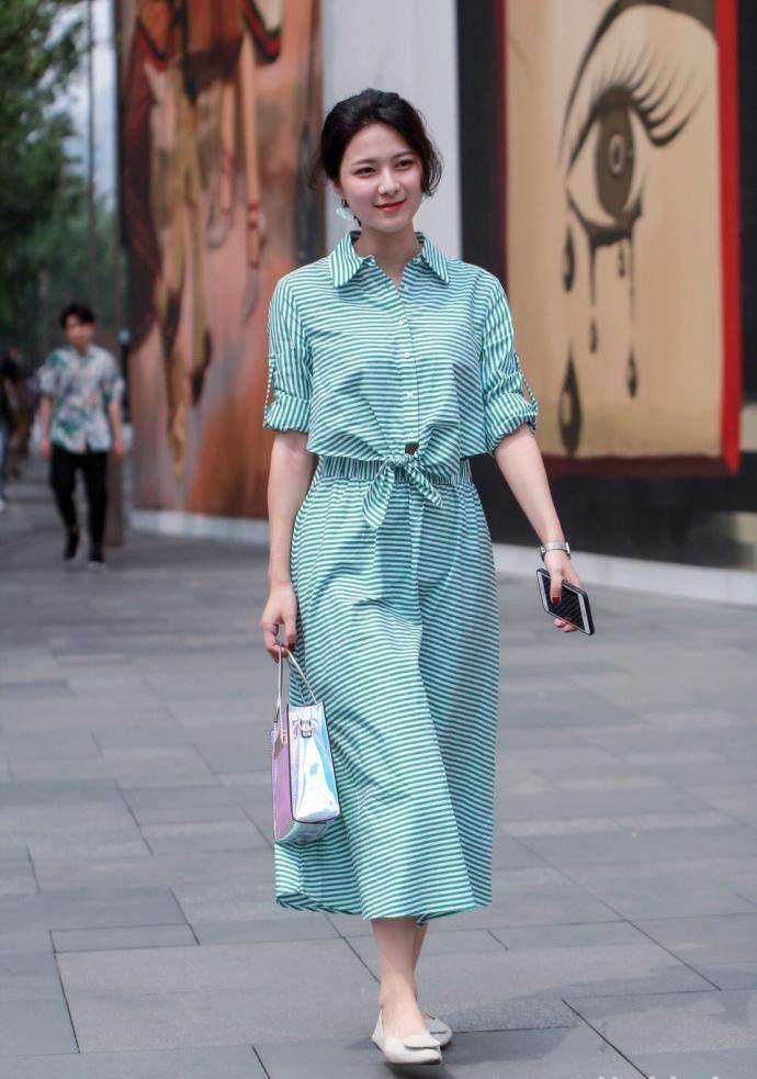 街拍：时尚粉嫩的两位小姐姐，身材曼妙美腿修长，温柔的味道！