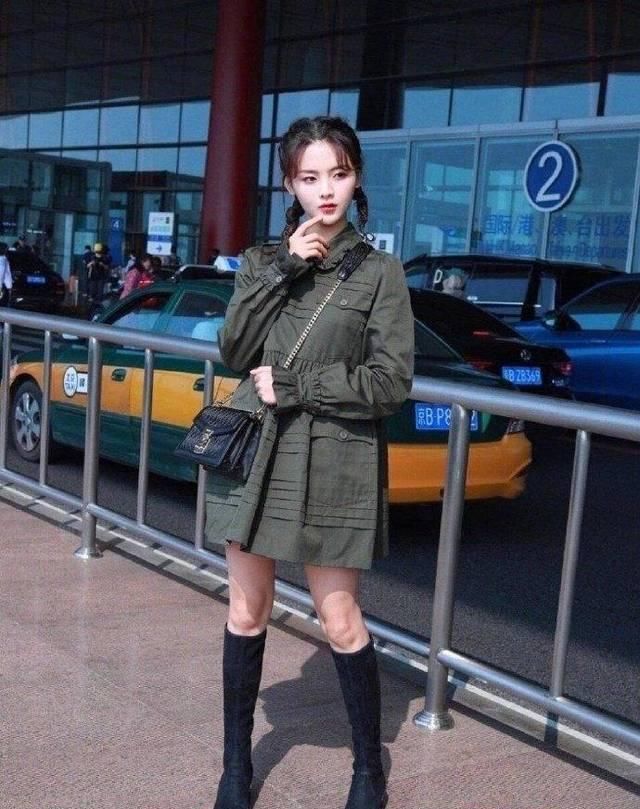  「毛衣裙」男生都爱的渣女裙，春天这样穿绝了！