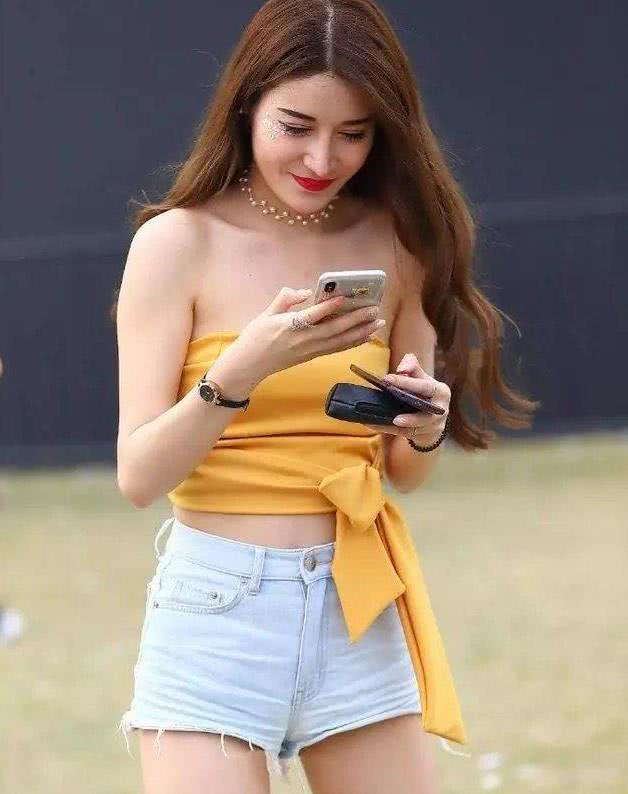 街拍：穿得好看青春活泼的小姐姐，装扮充满了时尚的味道！