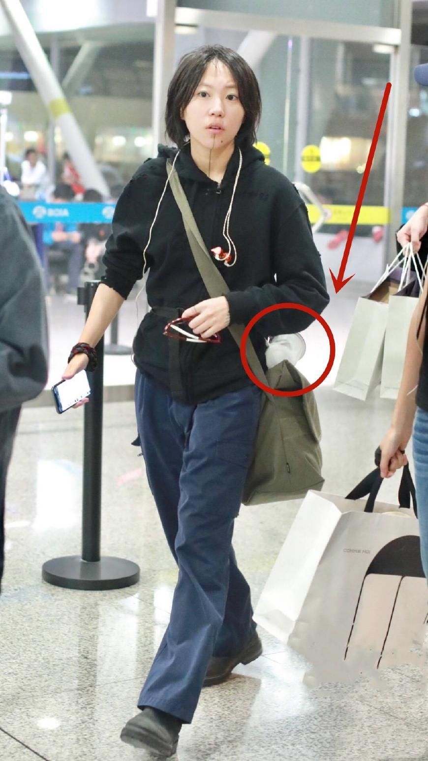 街拍:图1窦靖童时尚品味独特，穿啥腰上都挂茶缸!图2身材抢镜!