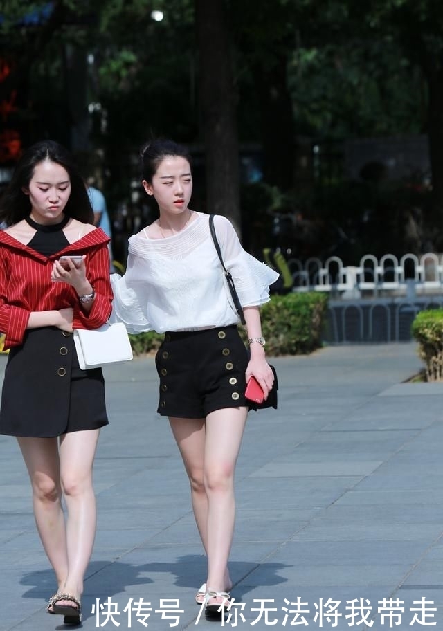 #舍不得#街拍:手机不离手,小姐姐们都舍不得放在包里