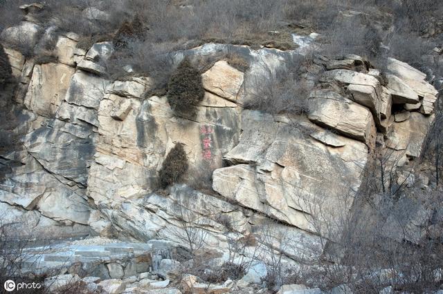 这里被称为“中国北方的攀冰胜地”，山峰雄伟，潭瀑众多